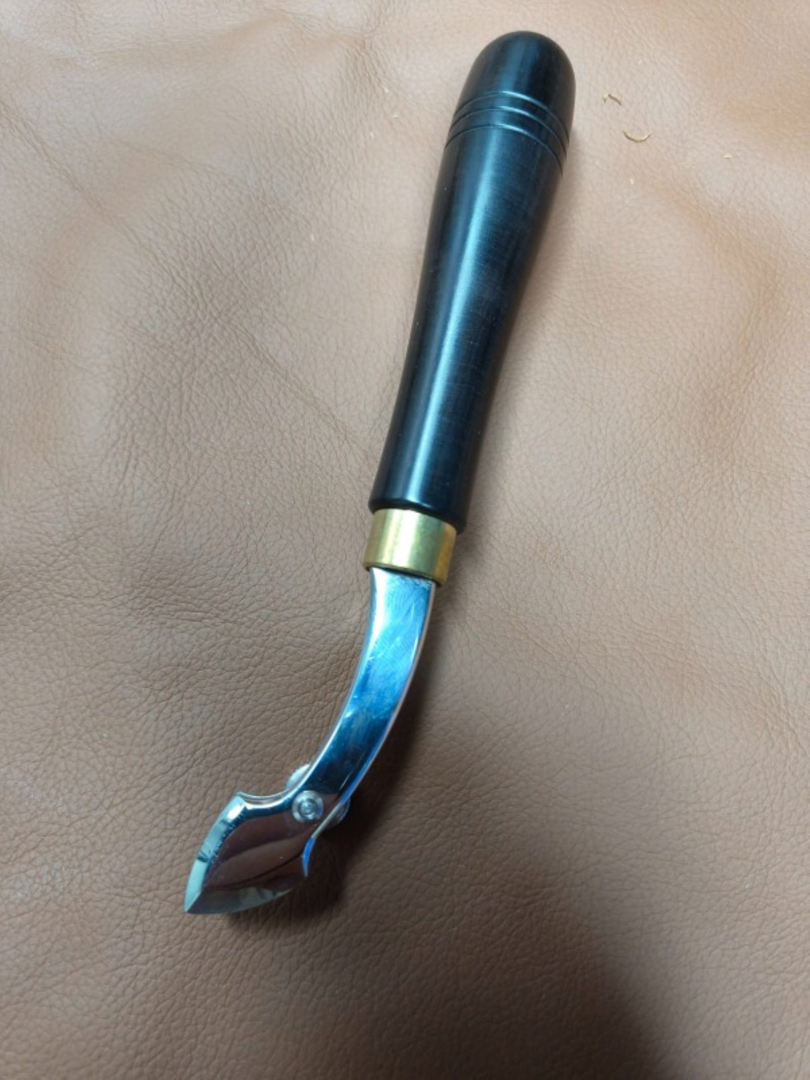 Adjustable edge creaser for leather crease lines