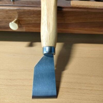 Kevin Lee Japanese Leather Knife – Upright View Kevin Lee Japanese leather knife standing upright showing full profile
