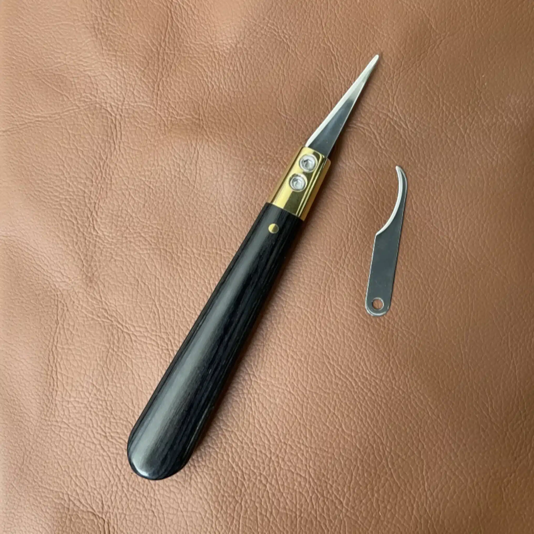 Close-up of the curved blade fitted to the Kevin Lee pattern knife