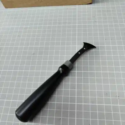Kevin Lee G10-Handle Fixed Creaser – Reverse View Reverse view of the Kevin Lee G10-handle fixed creaser showing the black handle and riveted head